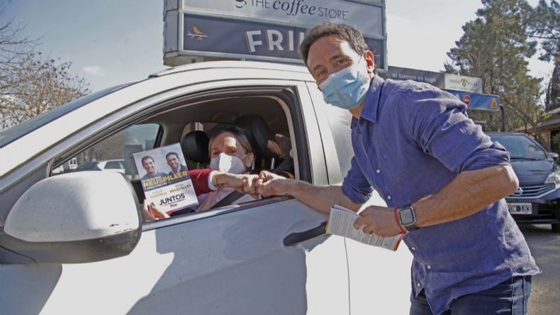 FOLLETO. Neuspilller, en campaña, volanteando en Pilar. .