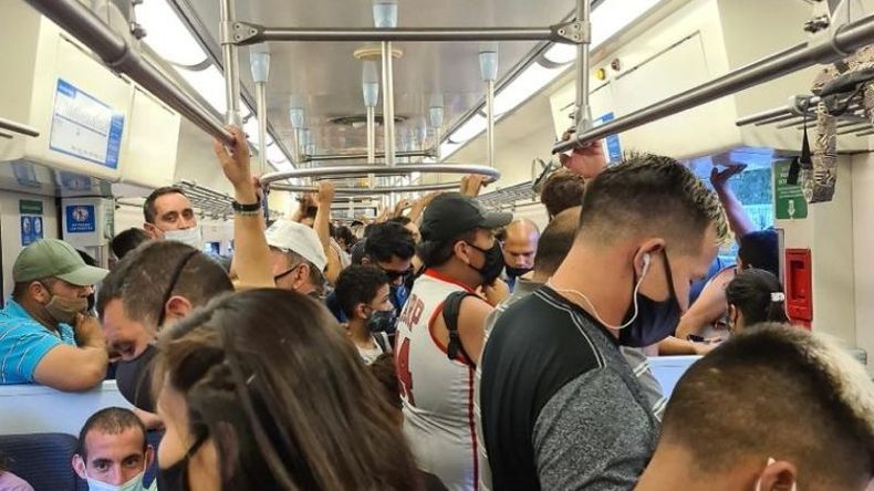 En el San Martín en hora pico, el distanciamiento social brilla por su ausencia. .