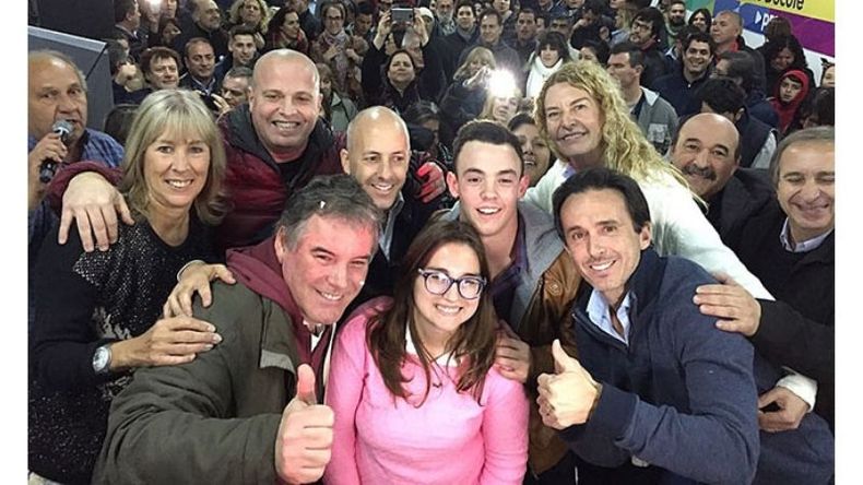 SELFIE. Festejo de Ducoté y sus candidatos. .
