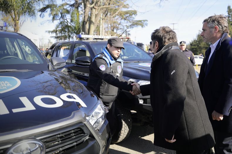 Axel Kicillof junto a Federico Achával en el COM, con los nuevos patrulleros.