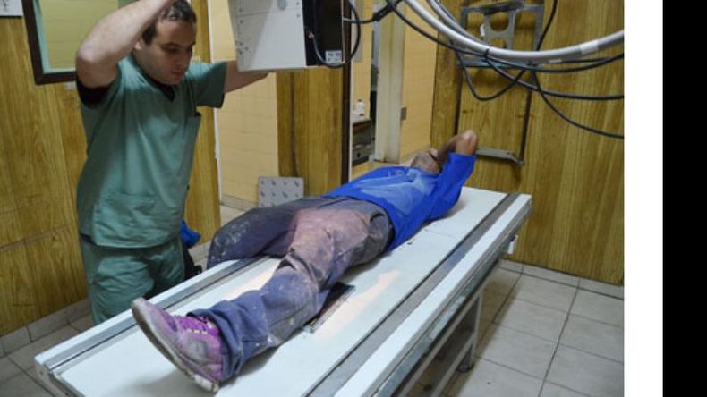 ATENCIÓN. Uno de los lesionados, ayer, en el hospital Sanguinetti..