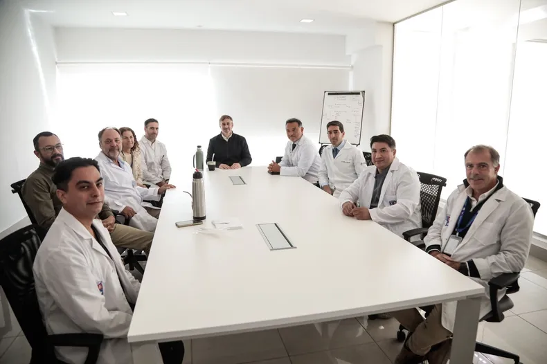 ENCUENTRO Achval se reunin con neurocirujanos en el Hospital Central de Pilar