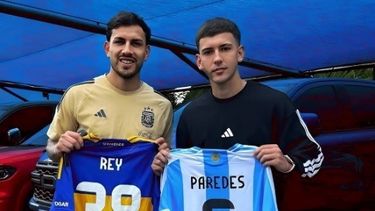REGALOS.&nbsp;Leandro Paredes y Camilo Rey Domenech posan con las camisetas.