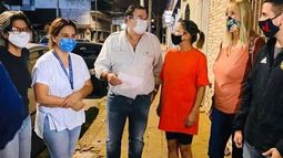 Señal: La diputada Adriana Cáceres, que busca liderar la interna de Cambiemos, mostró su apoyo a Emilio La Greca anoche en el Comité Radical. .