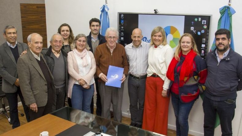 Ducoté y funcionarios, junto a integrantes de UHPP..