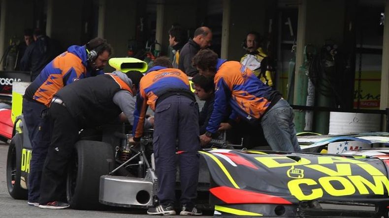 Los mecánicos del Azul Sportteam trabajan en el motor de Deharbe. El impulsor complicó al piloto de Pilar..