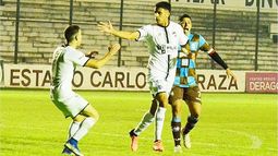 CHOQUE DE MANOS. Lucero, que marcó su primer gol en Real, festeja el empate con Crego. (Foto: FREDY CABALLERO)..