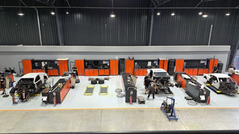 El auto de Matías Rossi en el taller del Pradecom Racing.
