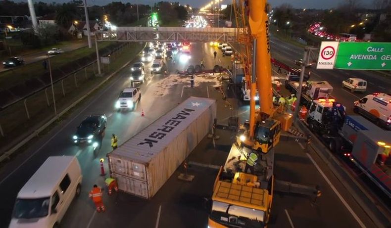 El camión quedó tendido sobre ambas manos de la Panamericana.