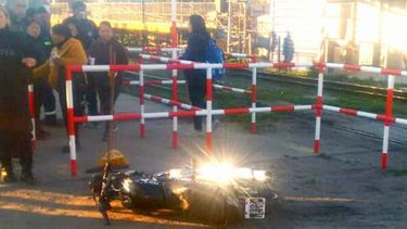PASO A NIVEL. La moto en la que se desplazaba la víctima..