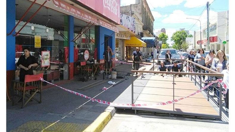 TERRAZA. El nuevo espacio reduce el área de estacionamiento..