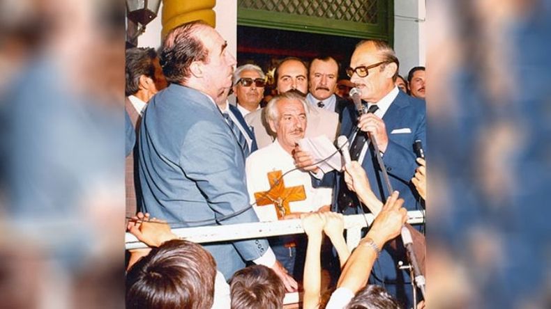 Luiso Lagomarsino, entre funcionarios y vecinos, en el acto de asunción para su segundo período como intendente. Falleció el 14 de diciembre, dos días después de asumir su mandato. .