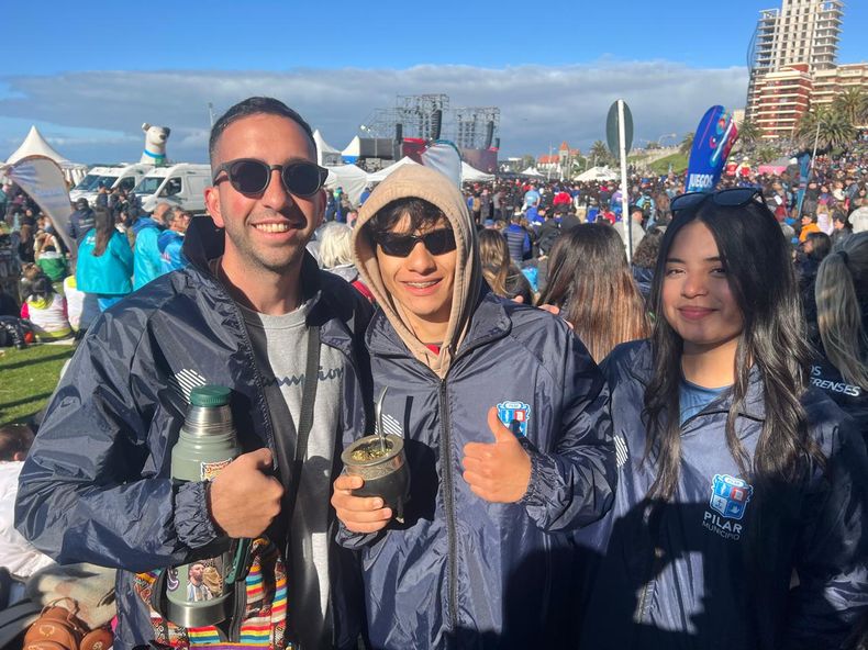 Los atletas que competirán en Bonaerenses en Carrera de Pilar disfrutando de unos mates.