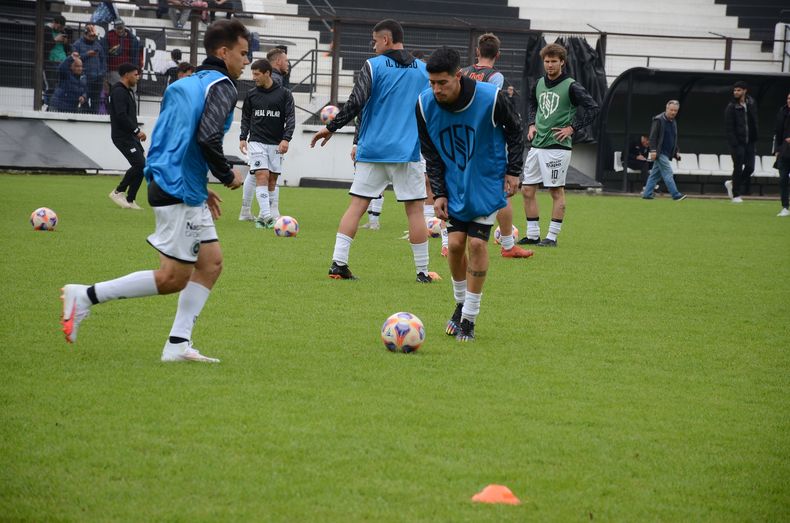 PELOTA. Mathias Crocco se prepara para patear; sería titular este martes ante Alem.