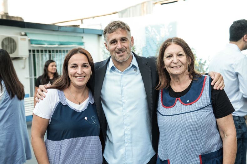 REECORRIDA Federico Achval posa con docentes del Jardn de Infantes N901