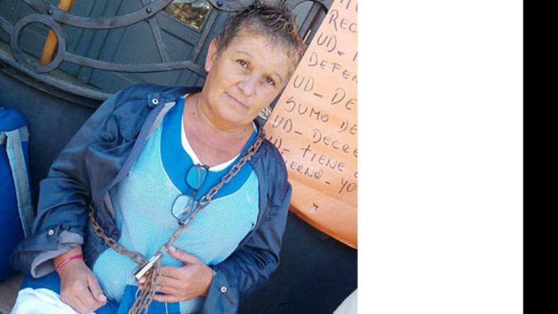 (Radio Mas). CADENA. María Cardozo se encadenó en la Escuela 1..