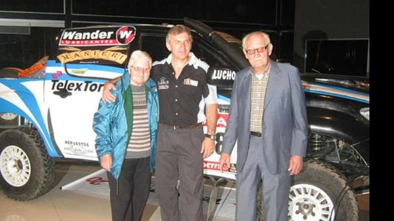 Roberto Naivirt junto a sus padres, durante la presentación del seminario..