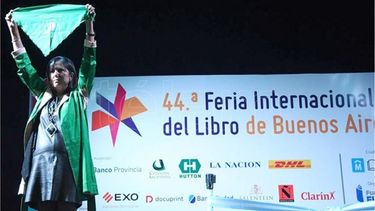 PAÑUELO VERDE. Piñeiro lo exhibió en la Feria del Libro..