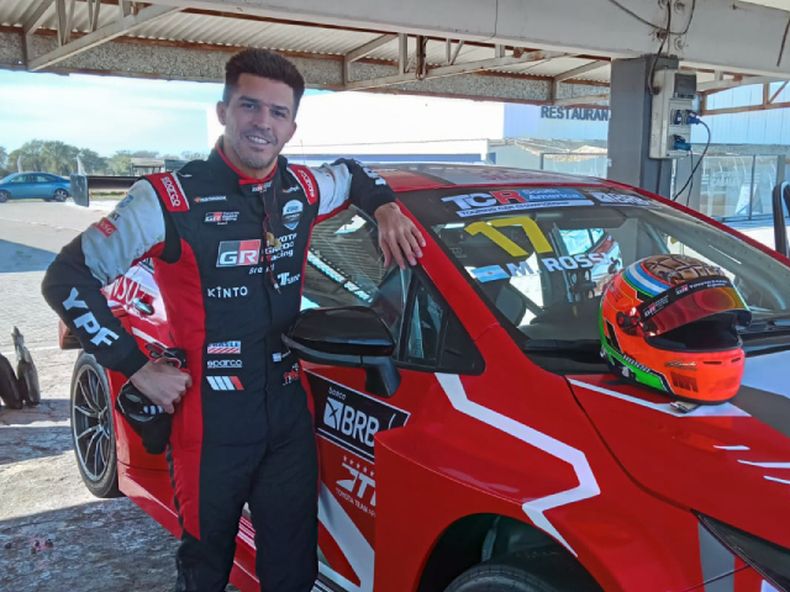 Matías Rossi junto al Toyota con el que llegará a Cascavel.