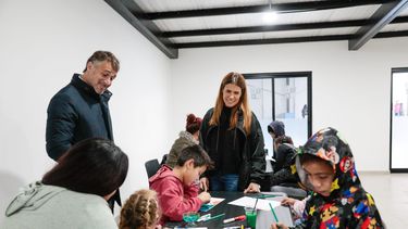 SAQUEN UNA HOJA. Achával y Peralta compartieron la actividad con los chicos.