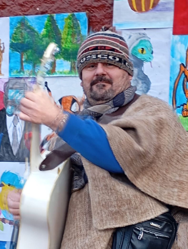 NICO FAVIO. El hijo de Leonardo cant&oacute; para los vecinos.