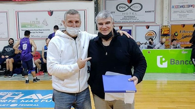 DISTINCIONES. Jorge Daniel Gatti (Unión), junto a Mariano Fernández..