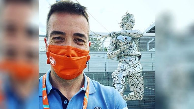 La selfie de Diego Gómez con un Nadal de acero de fondo..