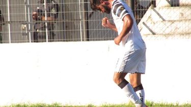 PUÑO CERRADO. Arricau anotó por duplicado ante Dock Sud..