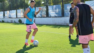 TOCO Y ME VOY. Juan José Rodríguez Silva sería parte del once inicial para jugar ante Acassuso.