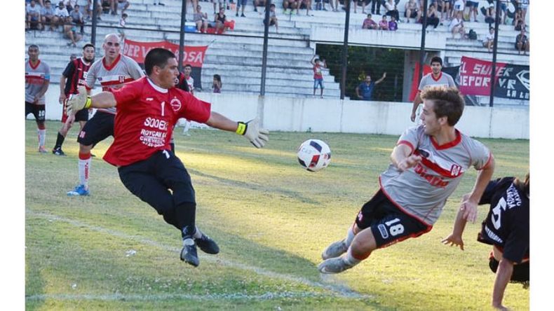 BASTIÓN. Murguía atora a Sagasti, en una de las tantas intervenciones que tuvo en el final del partido..