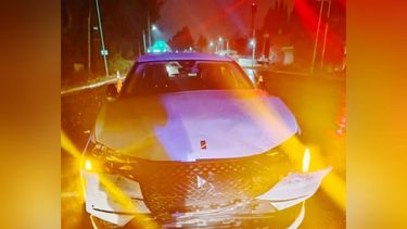 El auto que embistió desde atrás al otro vehículo en un semáforo de la ruta 25.