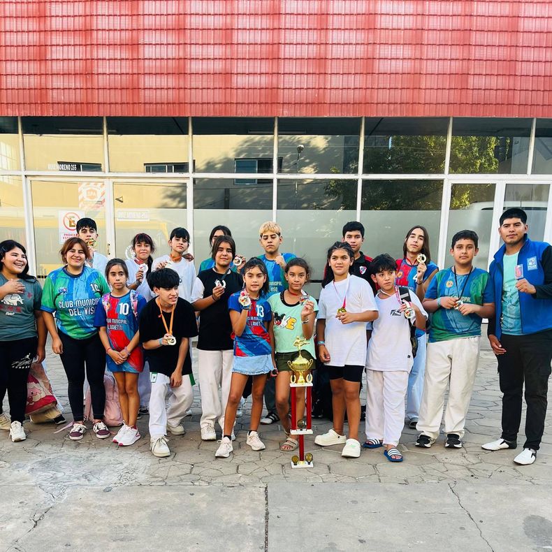 MEDALLAS Y TROFEO. La delegación pilarense tuvo un gran rendimiento en San Pedro.