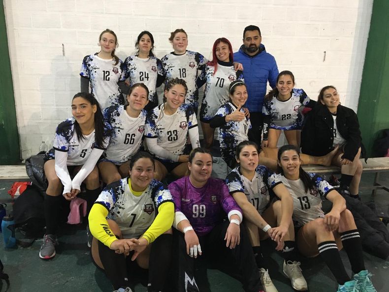 TRIUNFAZO. Las chicas de Muni Pilar felices tras la victoria en Luján.
