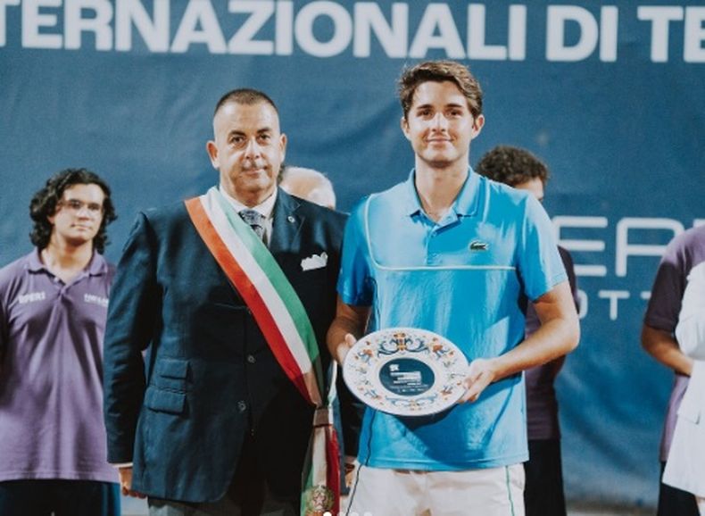 Rodríguez Taverna recibiendo el trofeo en Ciudad Di Todi.