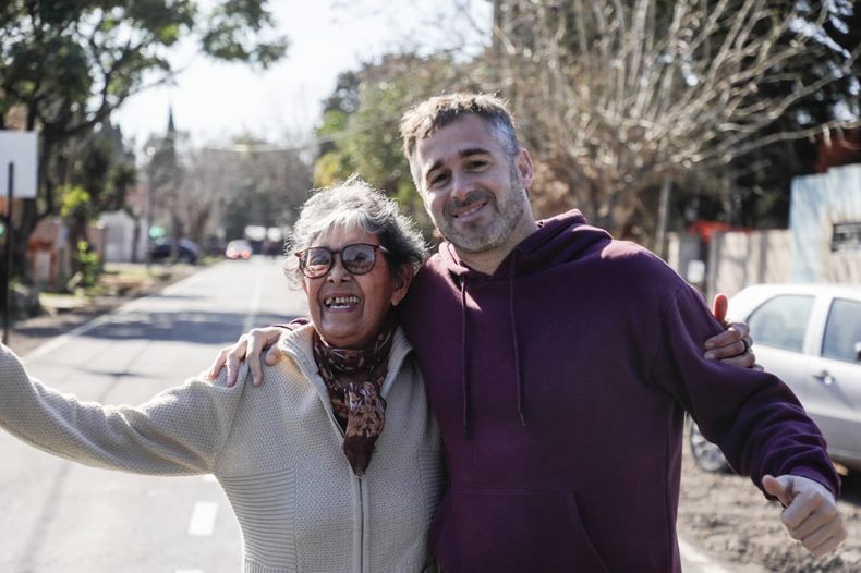 A NUEVO. Achával saluda a una vecina en la calle recién asfaltada. &nbsp;