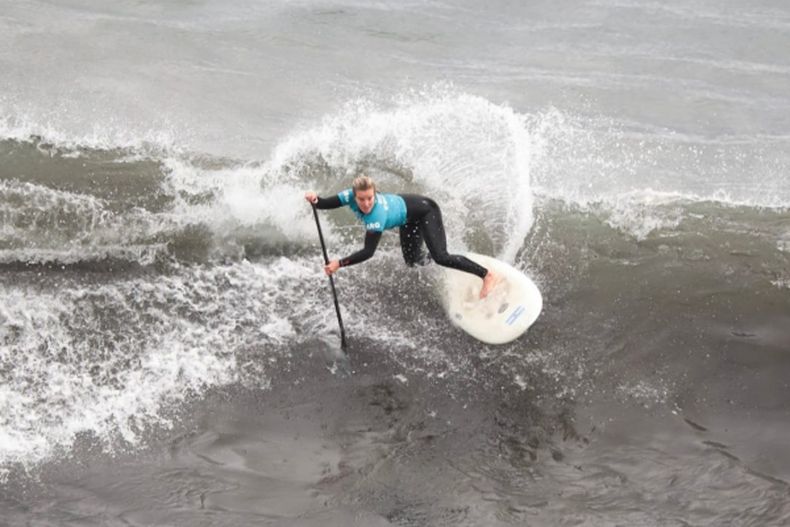 Lucía Cosoletto en las olas de Punta Lobos en Santiago de Chile.
