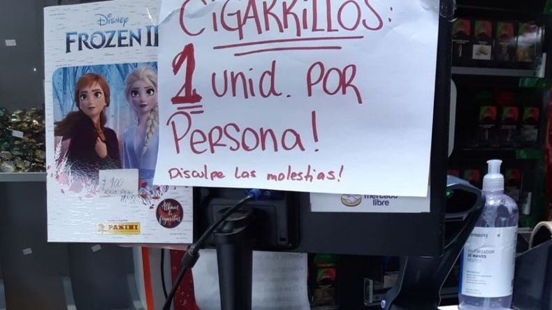 El cartel en un kiosco de Pilar..