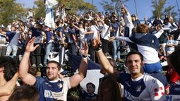 FESTEJO DE PRIMERA.. Lucas Vinent y Muñoz festejan con la tribuna de fondo..