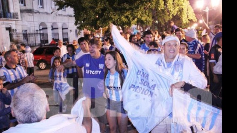 Apenas terminó el partido, la gente comenzó a concentrarse en Rivadavia y L. López..