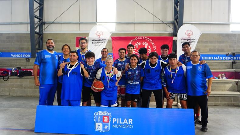 MEDALLAS. Los campeones de Pilar junto a los otros dos representativos que compitieron en Derqui.