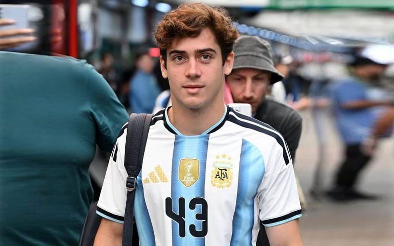 Franco Colapinto con la nueva camiseta de Argentina de fútbol para el Mundial 2026.