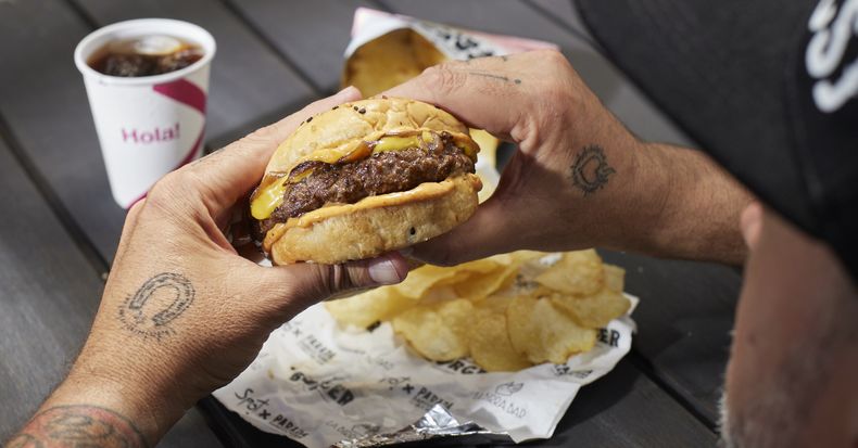La Burger, producto estrella de La Birra Bar, está disponible en la estación de servicio Axion del Km. 50 de la Ruta 8.