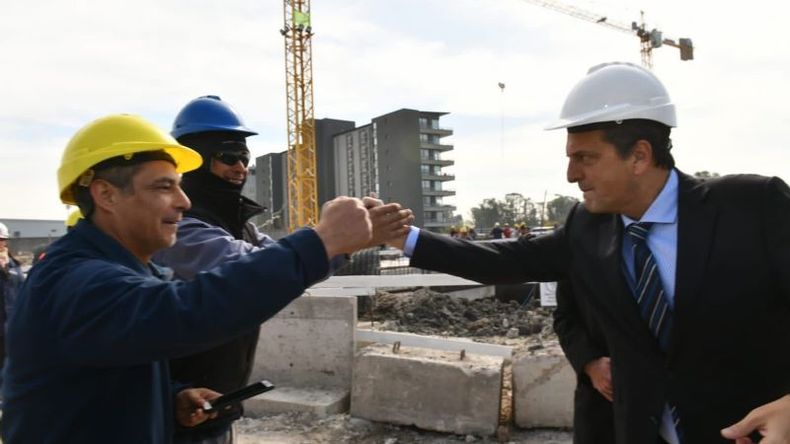 CASCOS. Massa saludo a obreros de la construcción. Actualmente hay más de 450 mil registrados. .
