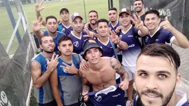 TRES DEDOS. Los jugadores de Unión festejan el histórico triunfo ante Malvinas..