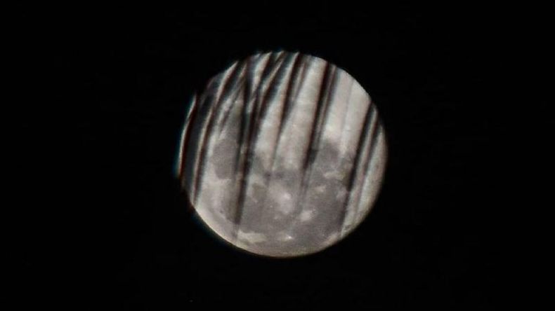 La súperluna bajo la lente del fotógrafo Nacho Pousa. .