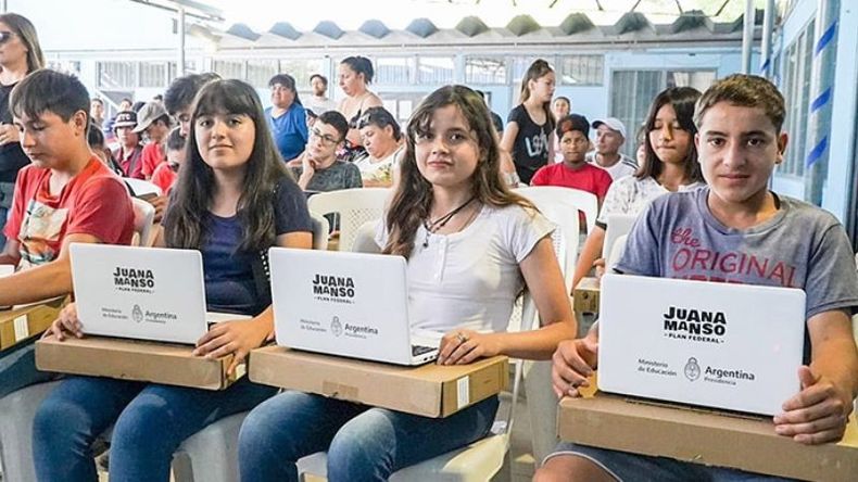 MÁS COMPUS. Achával siguió las entregas de Conectar Igualdad..