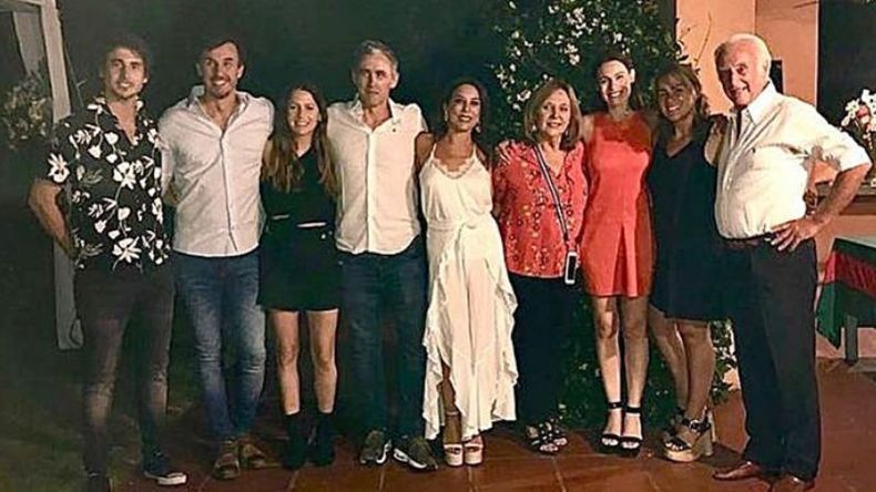 Al rojo vivo. Mientras crecen los rumores de que estaría embarazada, Pampita compartió la Nochebuena junto a su marido Roberto García Moritán y a su familia política en Pilar, lugar que visitan con frecuencia gracias a la tarea solidaria de la fundación de la que forman parte. .