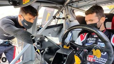 RECALCULANDO. Rossi y López analizan la estrategia para la carrera..