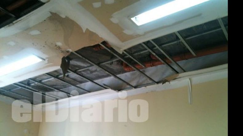 Un cielorraso roto deja ver los caños de desagüe del piso superior..