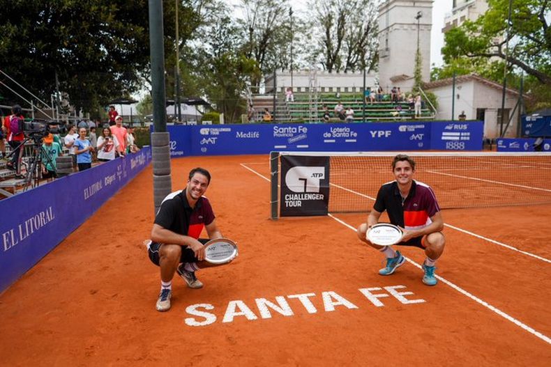 CAMPEONES. Margaroli y Taverna posan con sus premios en la cancha tras la consagración.